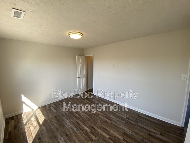 Building Photo - 105 Raquel Ct