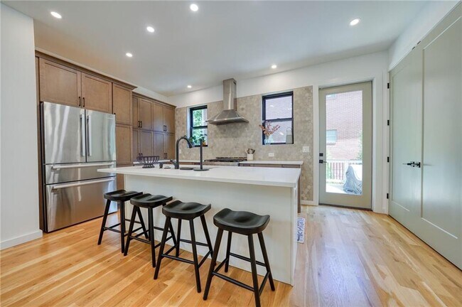 Building Photo - 829 Barnett St NE