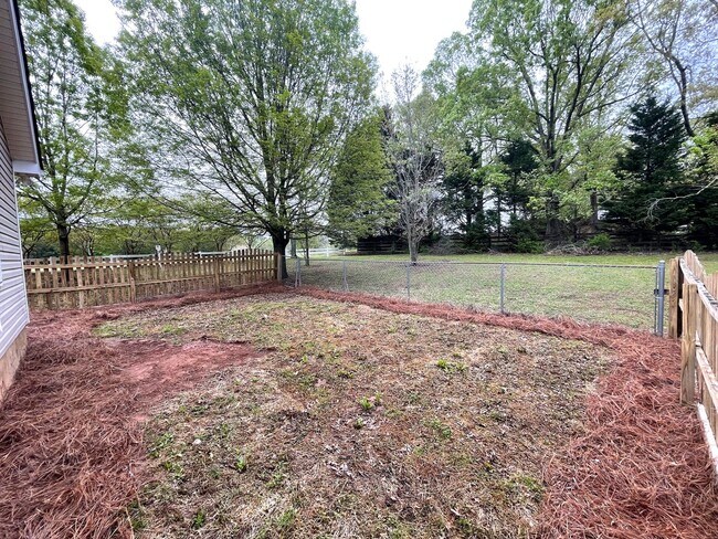 Building Photo - Newly Renovated 3br in East Athens, Available Mid June 2025