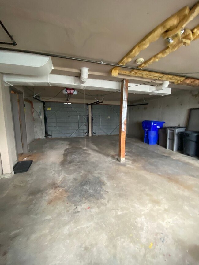 Building Photo - Unique View Property 3 bed, 3 bath located...
