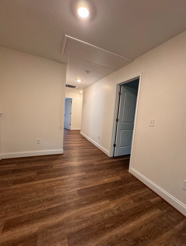 Building Photo - 4 BEDROOMS. 3 BATHS. TRAVELERS REST.