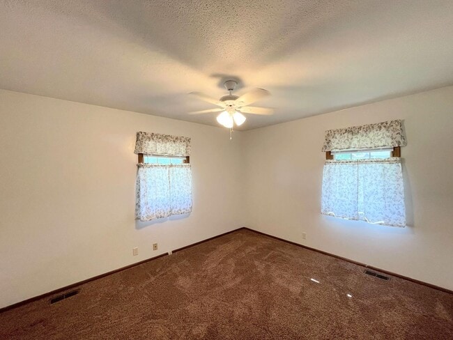Building Photo - Comfortable 3 Bedroom 2 Bath House in Beau...