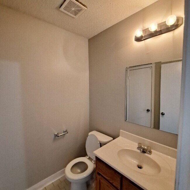 Building Photo - Great Duplex Unit In The Heart of Memphis