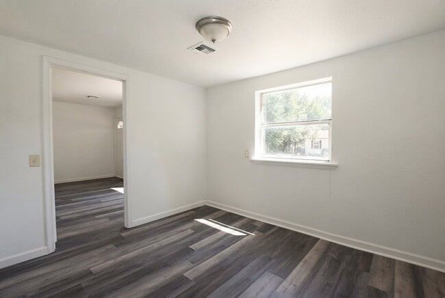Building Photo - 4405 SE 40th St