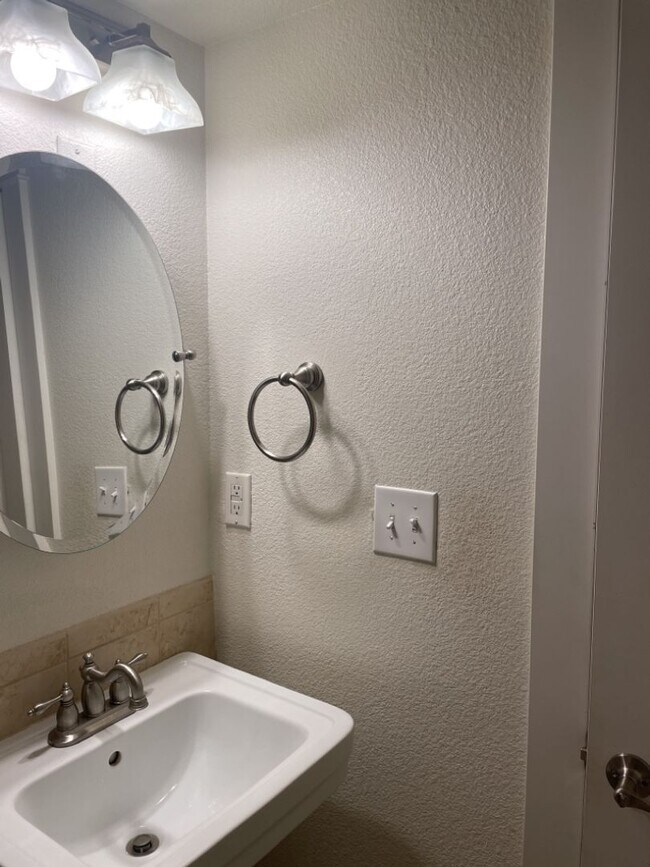 Building Photo - Walk to Old Town FoCo - 2bd 1ba Condo!