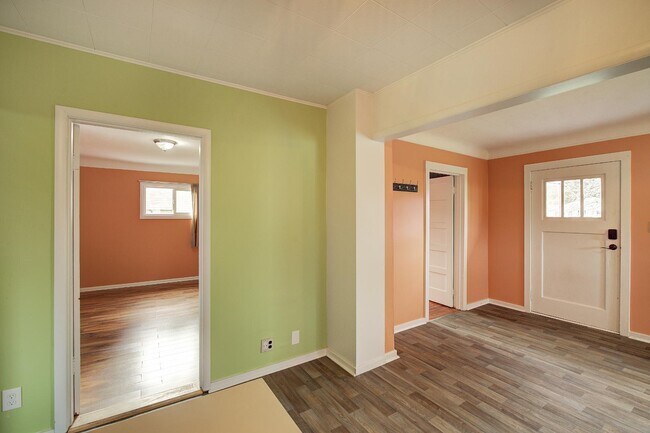 Building Photo - 2125 Cedar St