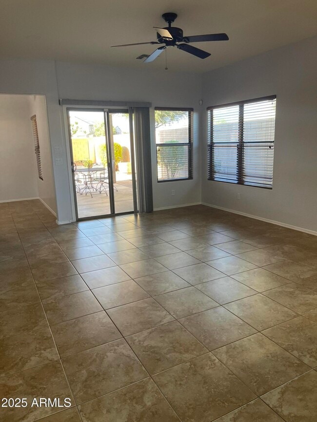 Building Photo - 4 W Saddle Way