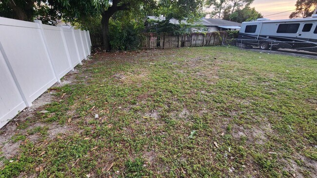 Building Photo - 404 NE 4th St