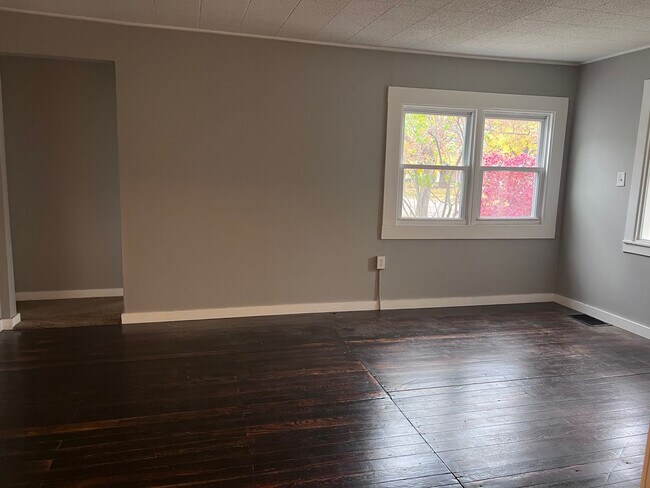 Building Photo - Adorable 2 bedroom with a bonus room!