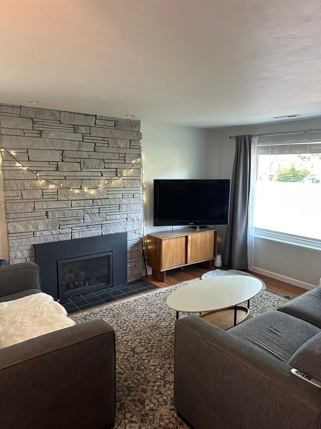 Building Photo - Charming 3-bed, 1 bath Home in North Seattle!