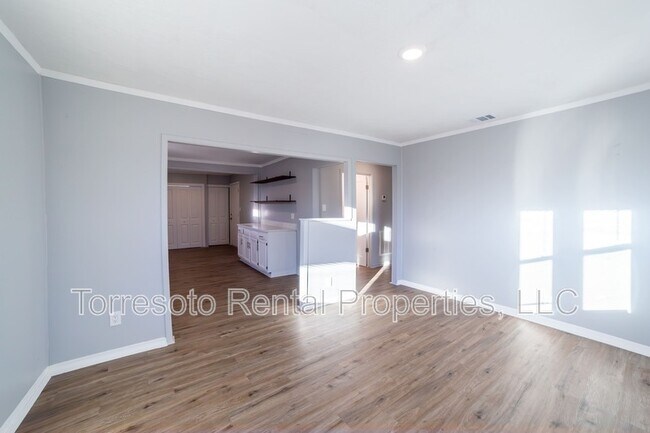 Building Photo - 2731 Menchaca St