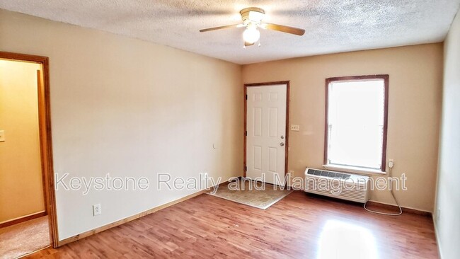 Building Photo - 706 Peachers Dr