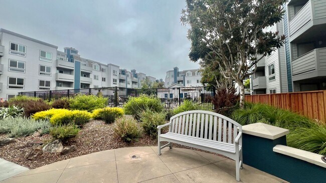 Building Photo - Top Floor Sweet and Spacious studio with resort style amenities and In-Unit Washer & Dryer!