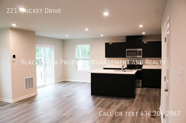 Building Photo - 221 Thicket Dr
