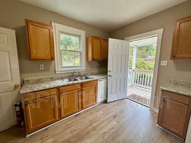 Building Photo - 102 Ivy St