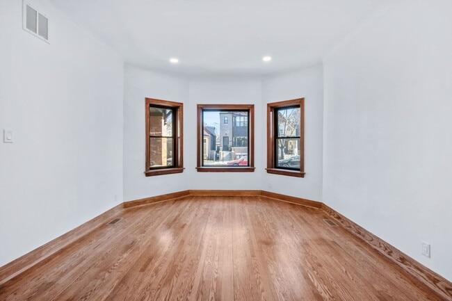 Building Photo - 2624 N Albany Ave