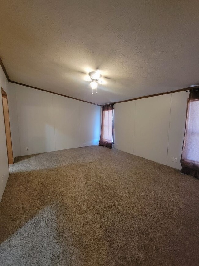 Building Photo - Large 3 bedroom in Oakwood