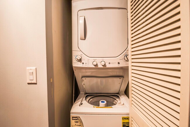 Building Photo - 451 W Huron St