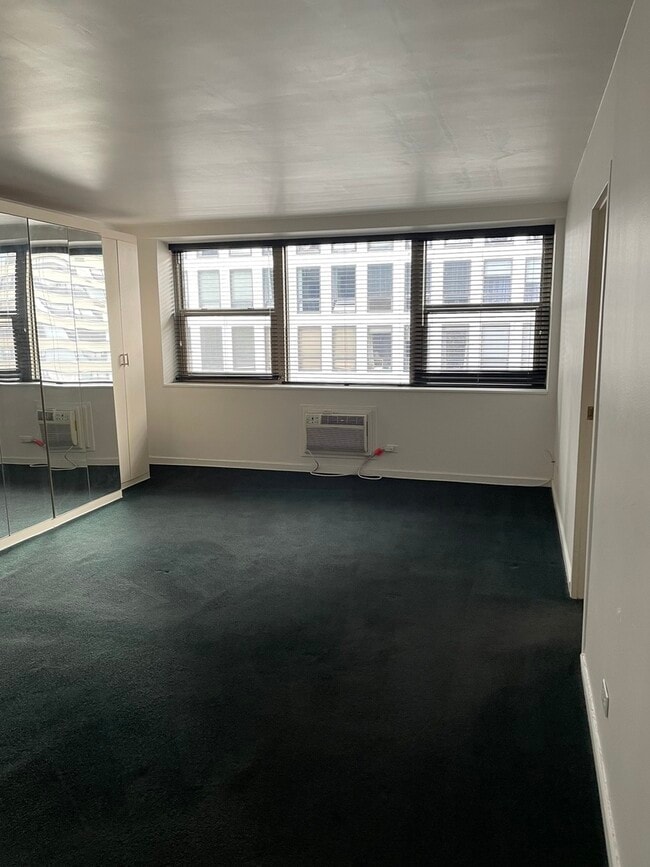 Building Photo - 253 E Delaware Pl