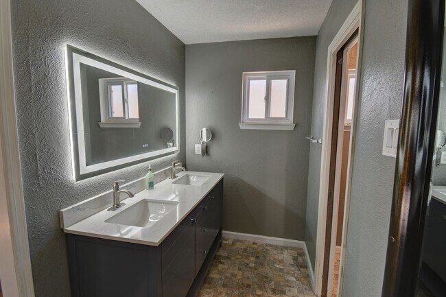 Building Photo - Beautiful Estate in the Heart of the NE He...