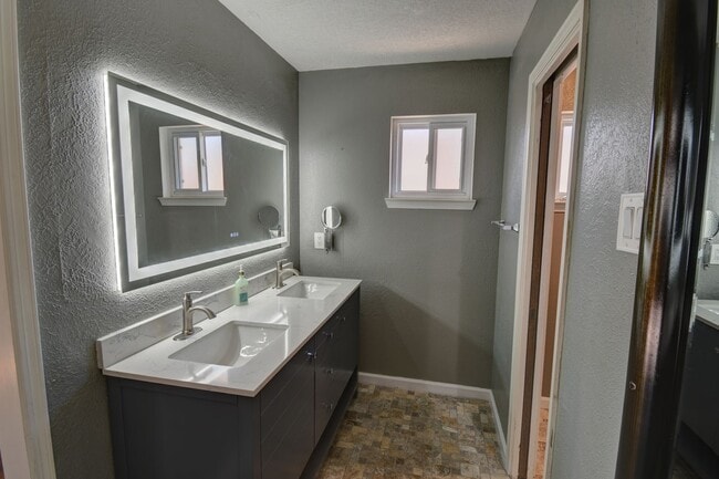 Building Photo - Beautiful Estate in the Heart of the NE Heights