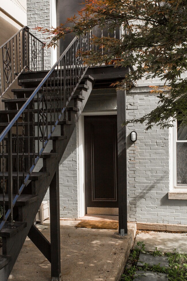 Building Photo - 1353 N Bell Ave