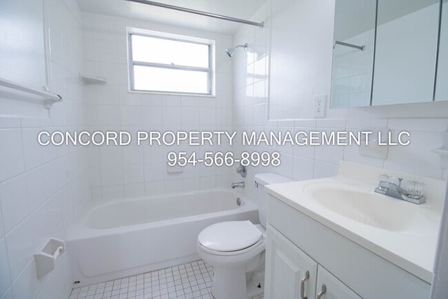 Building Photo - 2 Bedroom, 1.5 Bathroom Apartment with Poo...