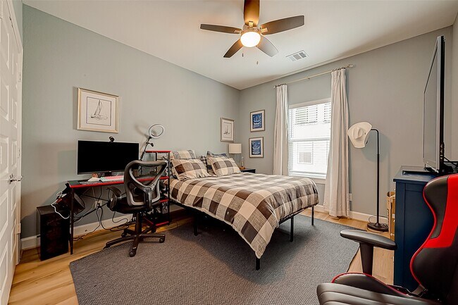 Building Photo - 909-A W 35th St