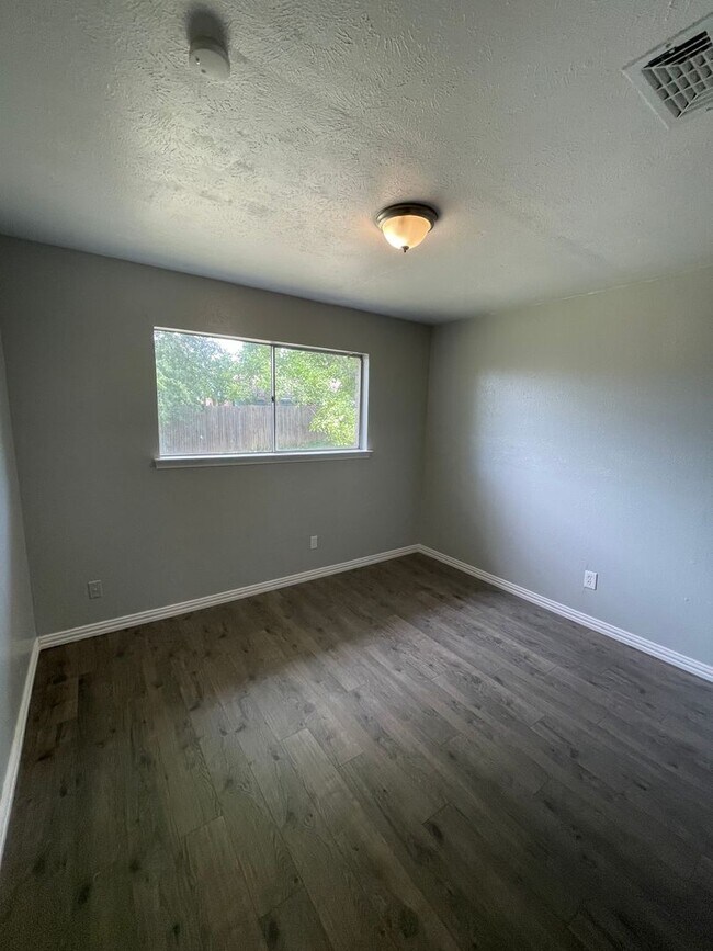 Building Photo - 3-bedroom, 2 bath, 2-car garage Available now