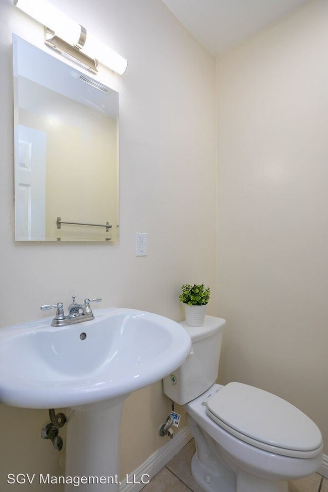 Building Photo - 518 E Washington Blvd