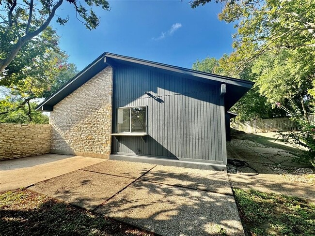 Building Photo - 9506 Stonebridge Dr