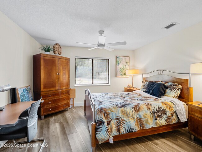 Building Photo - 165 Crispin St