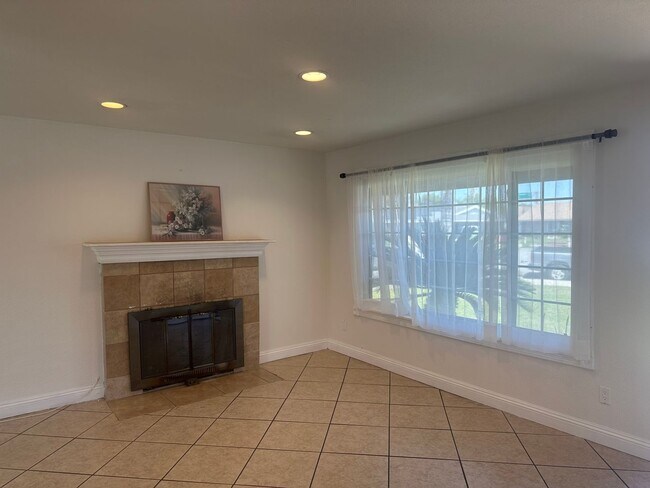Building Photo - Ontario single 3 bed 2 bath single house