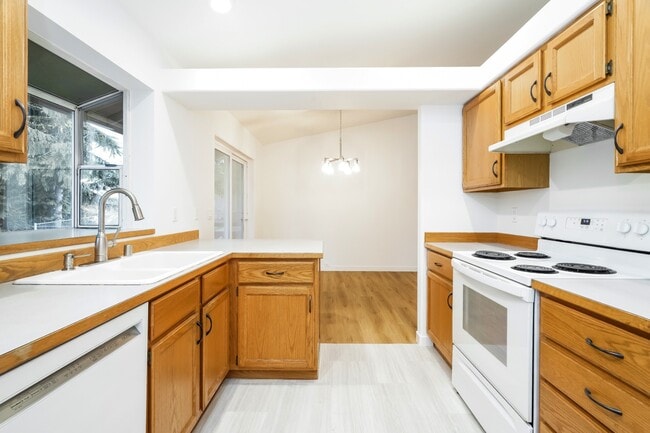 Building Photo - 3 bed 2 bath Home with Lake Views for Rent