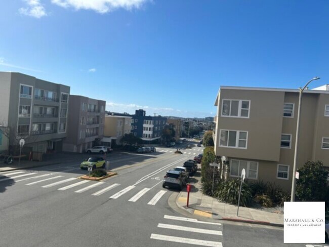 Building Photo - LAUREL HEIGHTS! Spacious 2 BR In Beautiful...