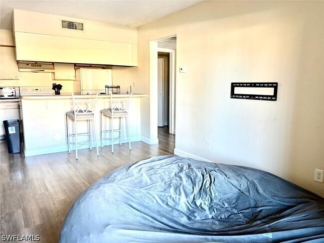 Building Photo - 5315 Summerlin Rd