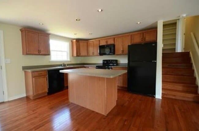 Building Photo - 10760 Cedarwood Dr