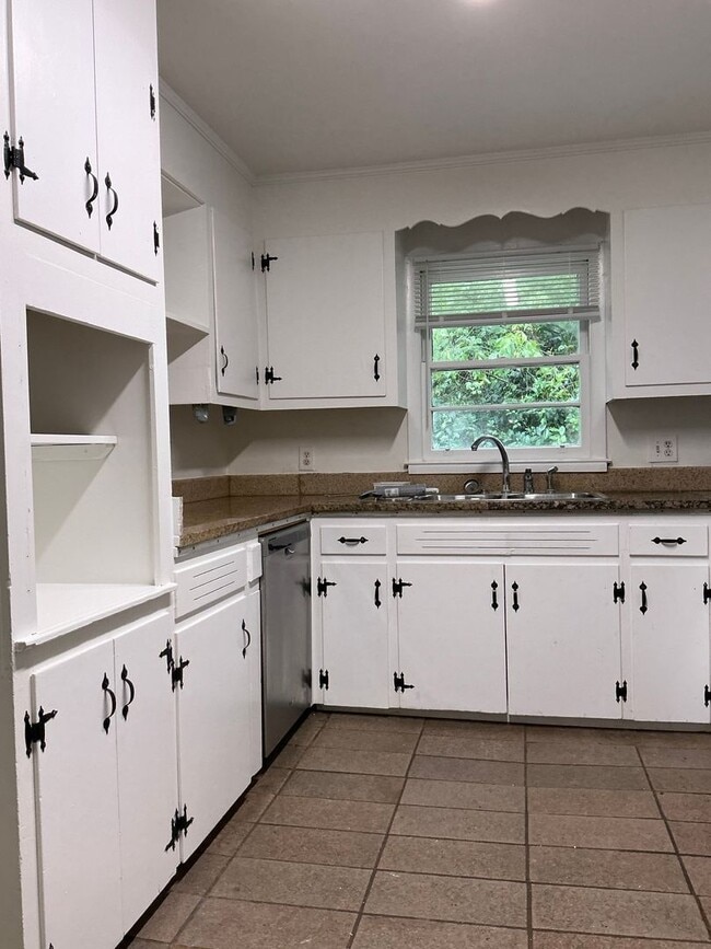 Building Photo - 3 bedroom 2 bathroom house conveniently lo...