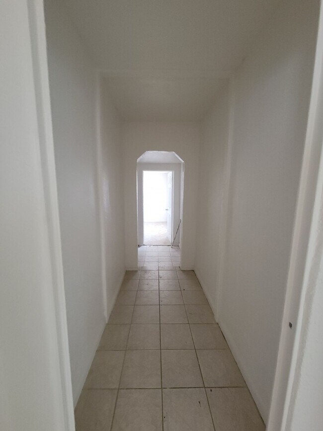 Building Photo - 3 Bedroom home conveniently located in the heart of Merced