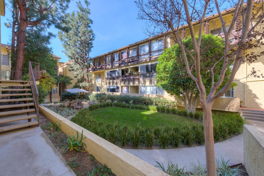 Building Photo - 5600 Kensington Way