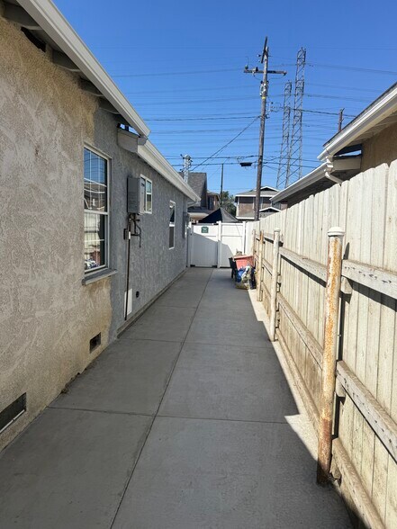 Building Photo - 265 E 69th Way