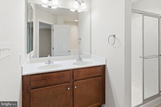 Building Photo - 37 Britania Ct