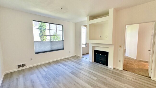 Building Photo - Bright + Spacious First-Floor Condo in Par...