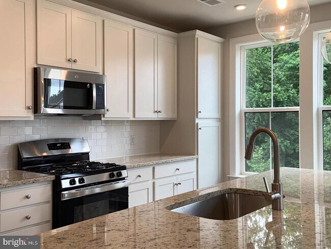 Building Photo - 3925 Fair Ridge Dr