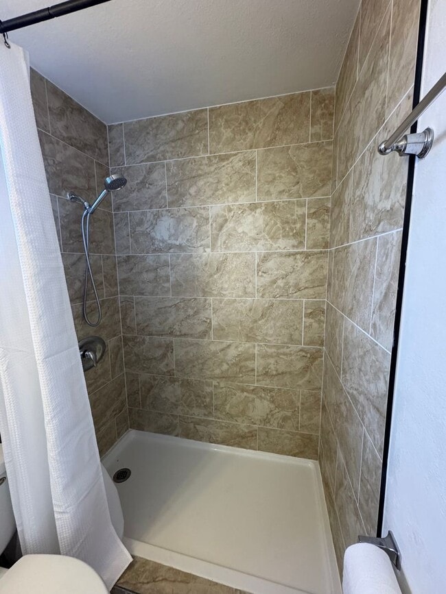 Building Photo - Welcome to this charming 1-bedroom, 1-bath...