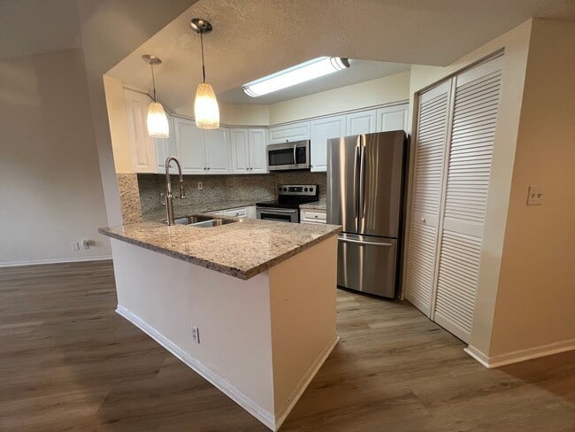 Building Photo - Comfort & Convenience in Plantation – 2BR/...