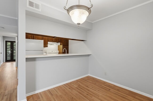 Building Photo - 8702 Village Dr