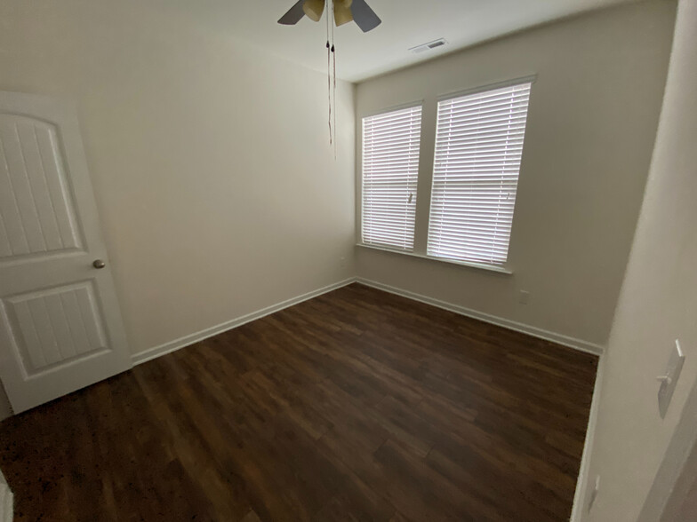 Building Photo - Room in Townhome on Haskell Dr