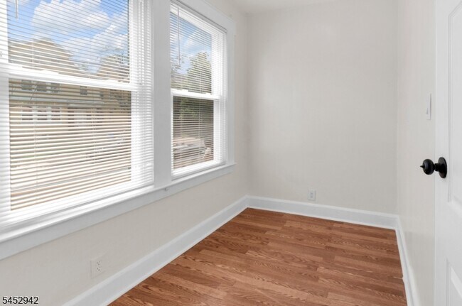 Building Photo - 151 Mapes Ave