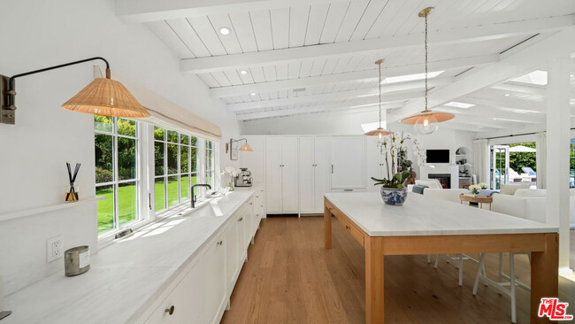 Building Photo - 6540 Dume Dr